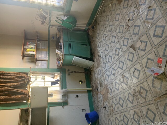 kitchen featuring green cabinetry