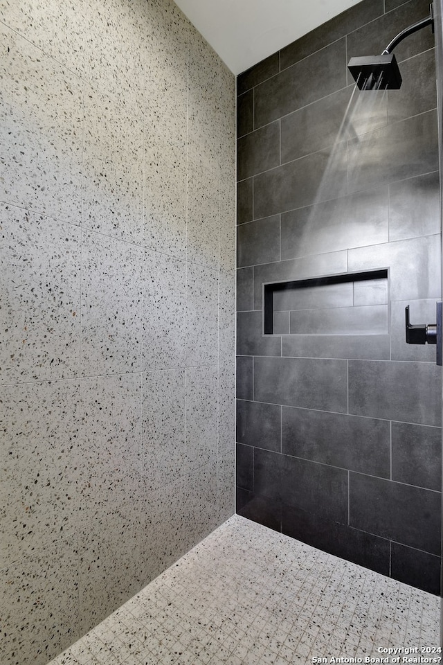 bathroom featuring a tile shower