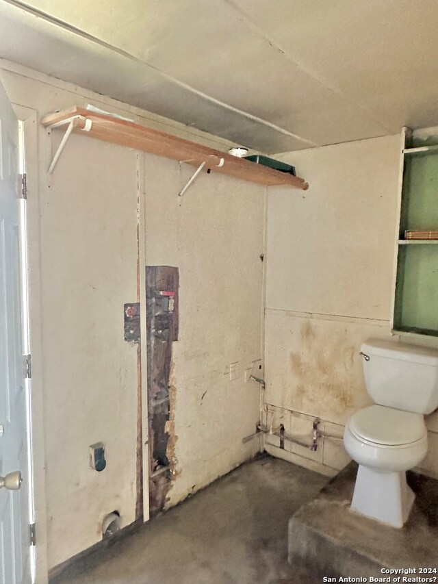 bathroom featuring toilet