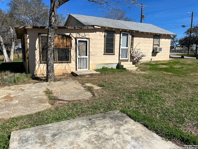 view of front of home with a front lawn