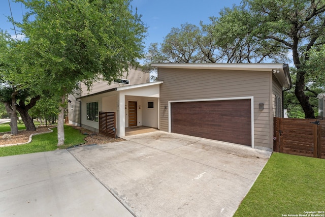 view of front facade featuring a front yard and a garage