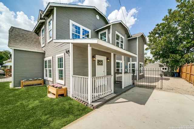 view of front of property with a front lawn