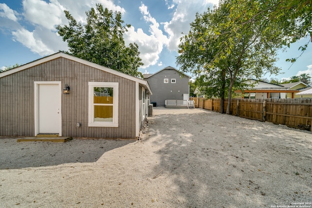 view of yard with an outdoor structure