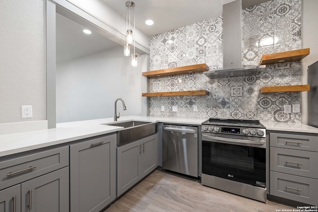 kitchen featuring hanging light fixtures, sink, stainless steel appliances, tasteful backsplash, and gray cabinets