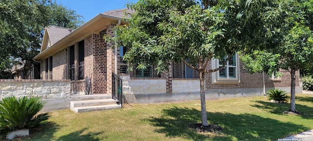 view of front of house with a front lawn