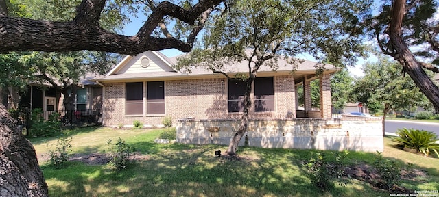 view of front facade featuring a front yard