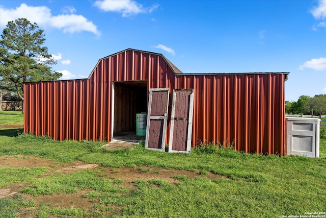 view of shed / structure featuring a yard