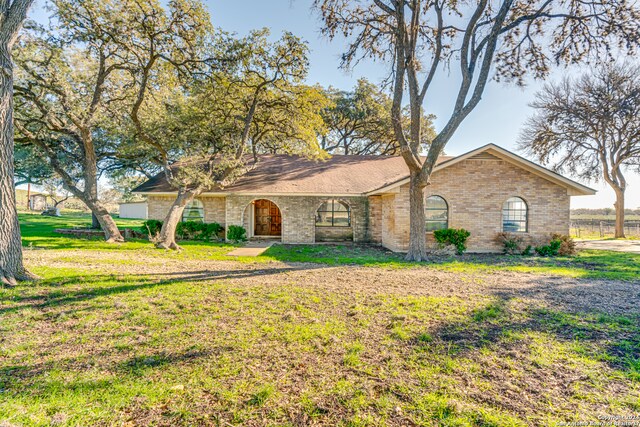 single story home with a front lawn