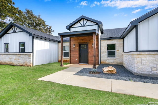 view of front of house with a front yard