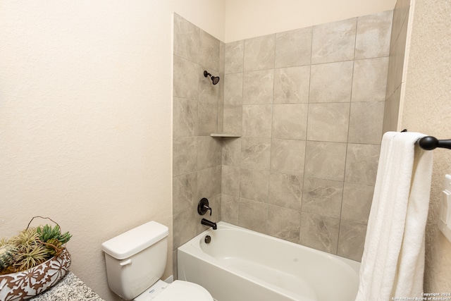 bathroom with tiled shower / bath and toilet