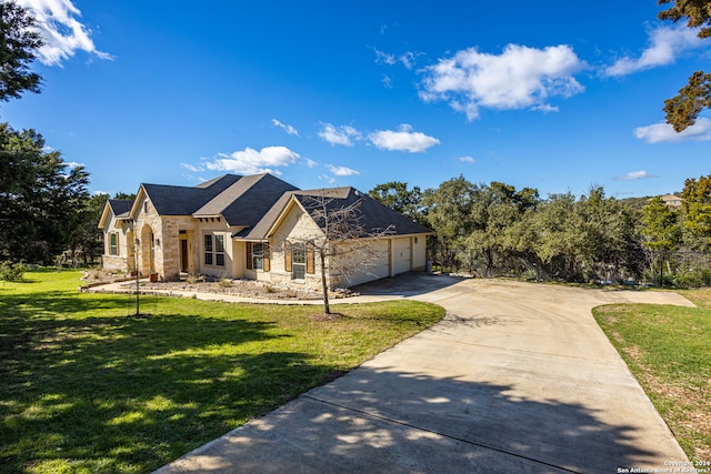 view of front of property featuring a front yard and a garage