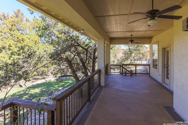 balcony featuring ceiling fan