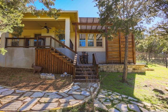 view of front of property with a front lawn and ceiling fan