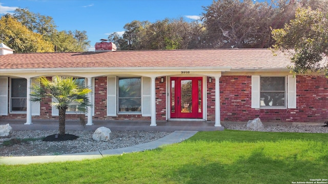 single story home featuring a front lawn