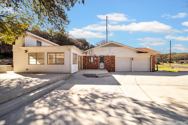 view of front of property featuring a garage