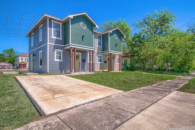 view of front of property featuring a front yard