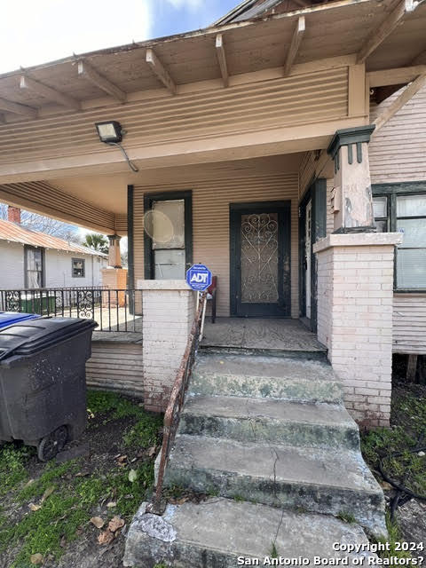 entrance to property featuring a porch