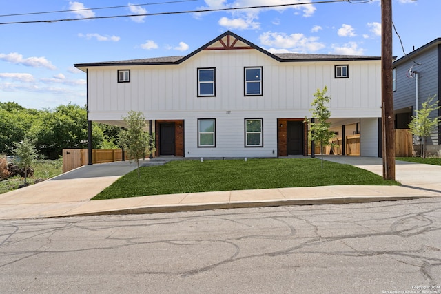 view of front of home featuring a front yard and a carport