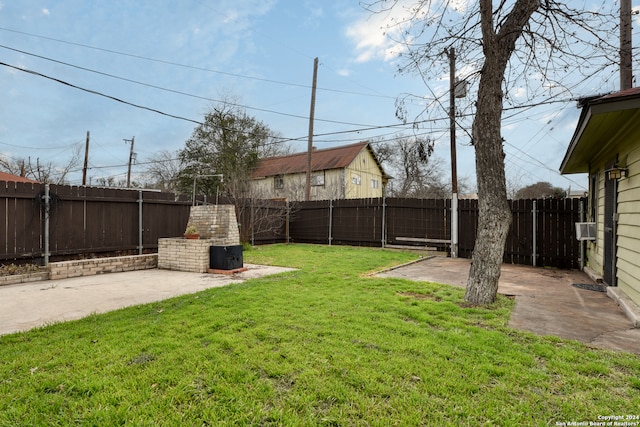 view of yard featuring a patio area