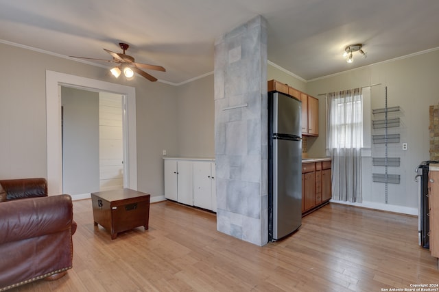 living room with ceiling fan, light hardwood / wood-style floors, and crown molding