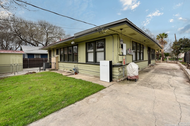 view of front of house featuring a patio area and a front lawn