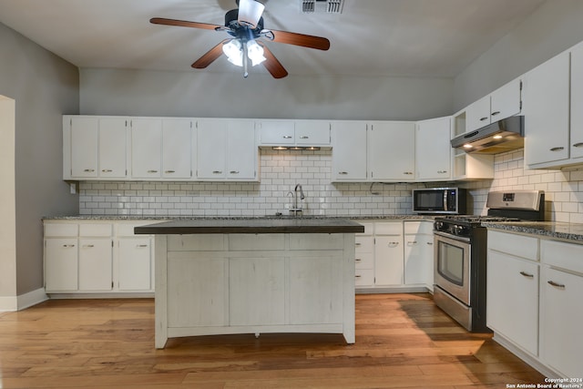 kitchen with ceiling fan, tasteful backsplash, stainless steel appliances, and light hardwood / wood-style floors