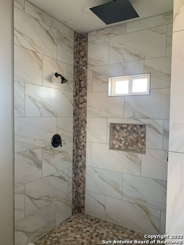 bathroom featuring tiled shower