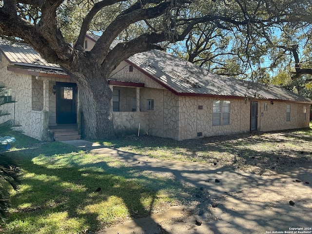 view of front of property featuring a front yard