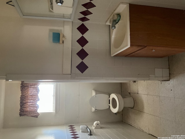 bathroom featuring tile walls