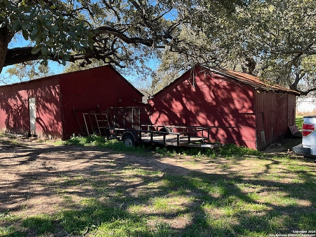 view of yard featuring an outdoor structure