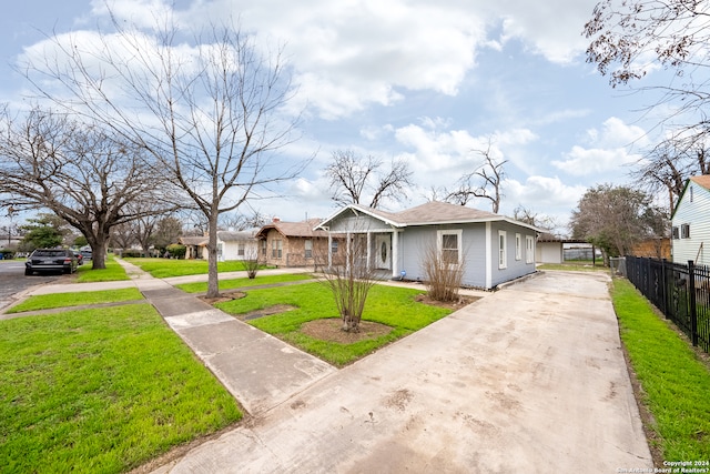 view of front of property with a front yard