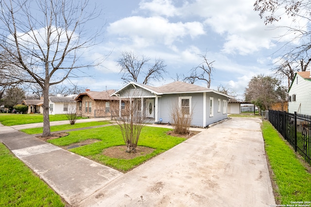 view of front of property with a front yard