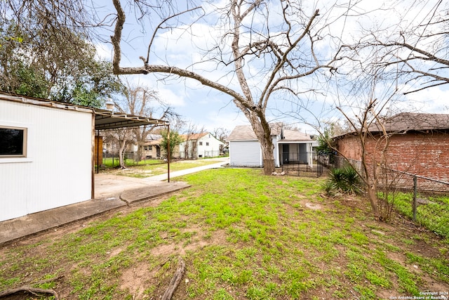 view of yard featuring an outdoor structure