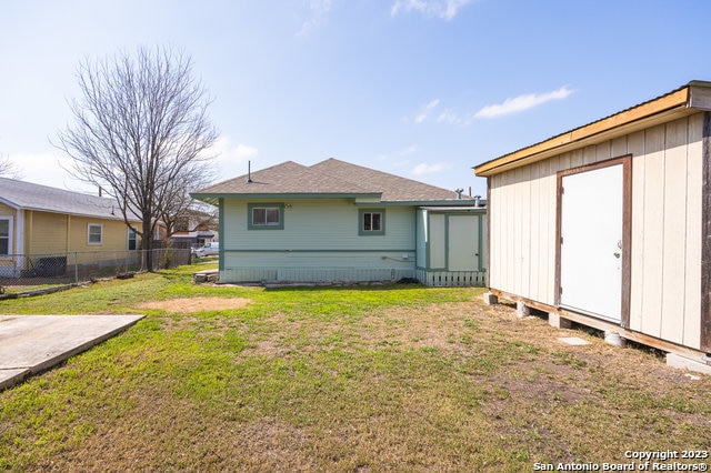 view of yard featuring a storage unit