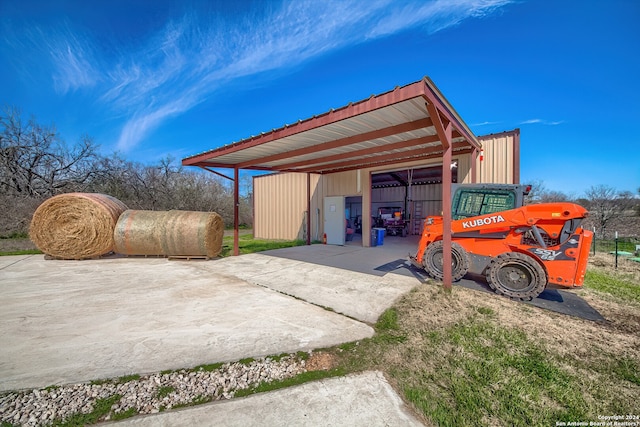 view of side of property featuring an outdoor structure and a carport