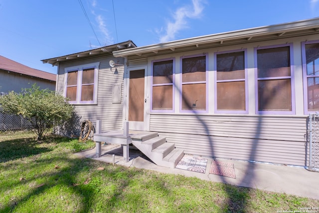 view of front of property featuring a front yard