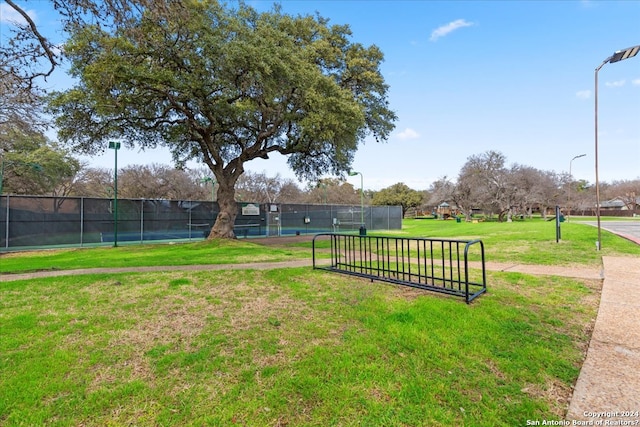 view of property's community featuring a lawn