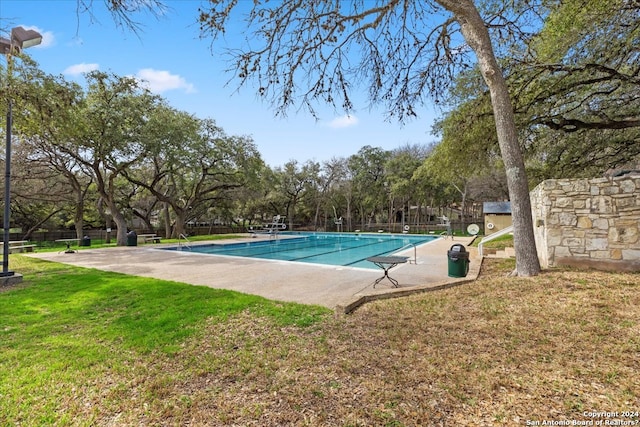 view of pool featuring a yard