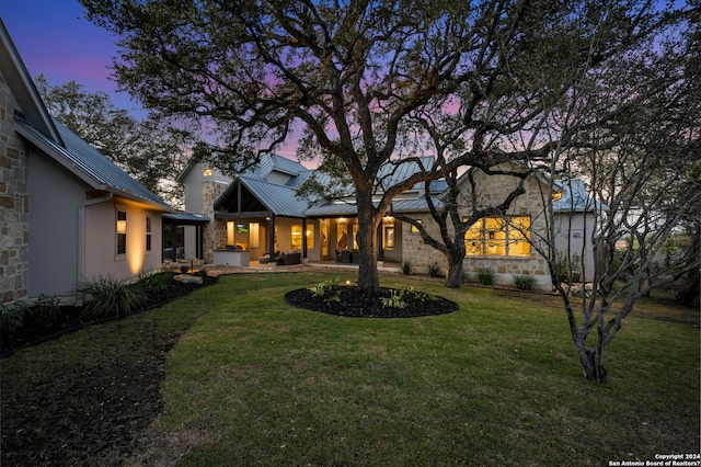 view of yard at dusk