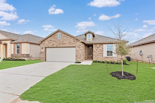 view of front of property featuring a front lawn and a garage