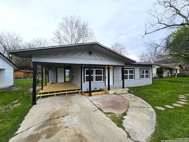 view of front of home featuring a carport and a front lawn