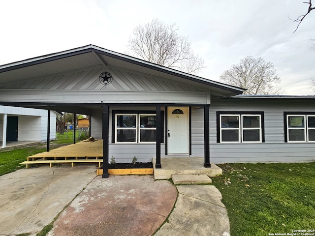 view of front of property featuring a porch