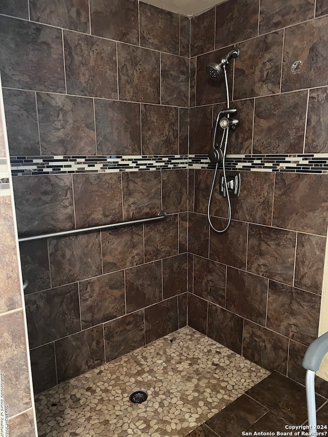 bathroom featuring a tile shower