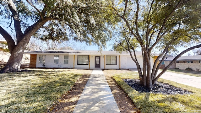 single story home featuring a front yard