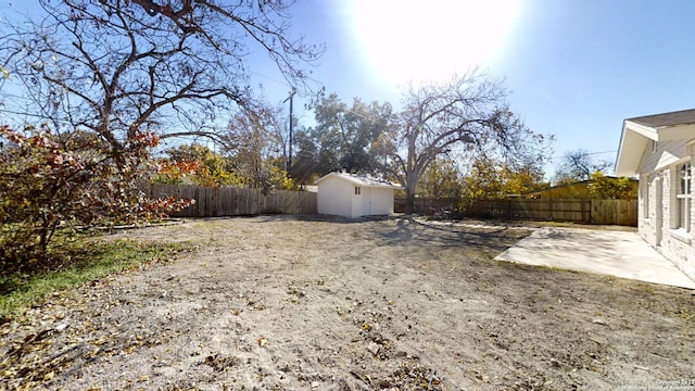 view of yard featuring a storage shed and a patio area