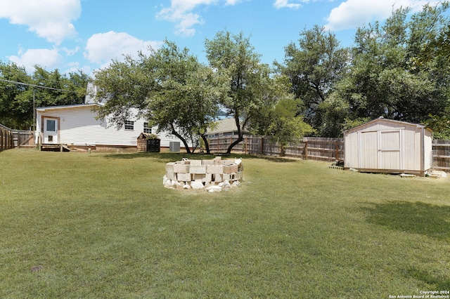 view of yard featuring a storage unit