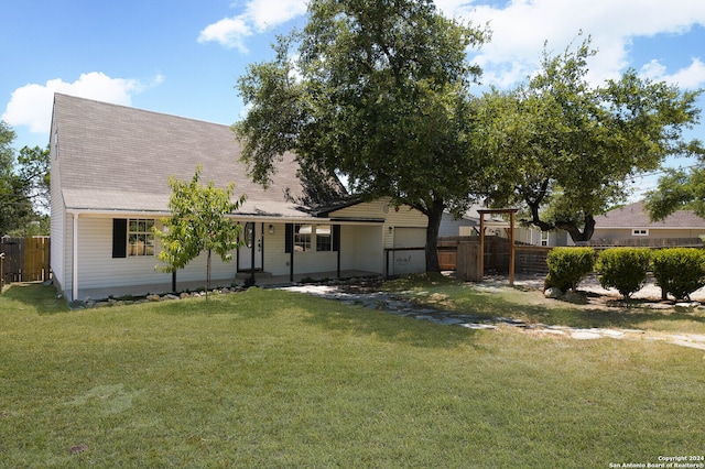 view of front facade featuring a front lawn