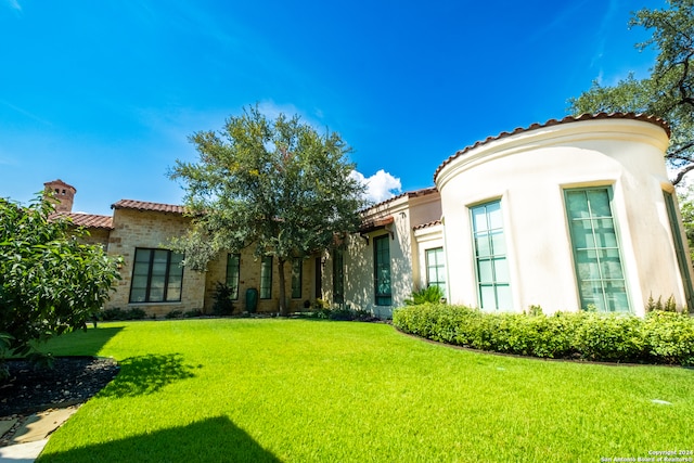 view of front facade with a front lawn