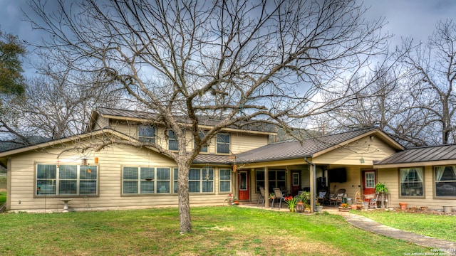 view of front of home featuring a front lawn