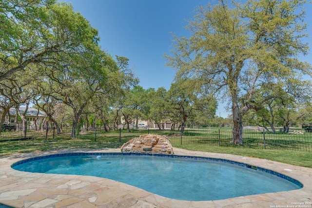 view of swimming pool